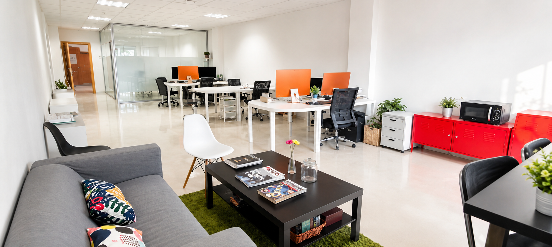Estudio de mPlica: zona de trabajo, mesas y sofá