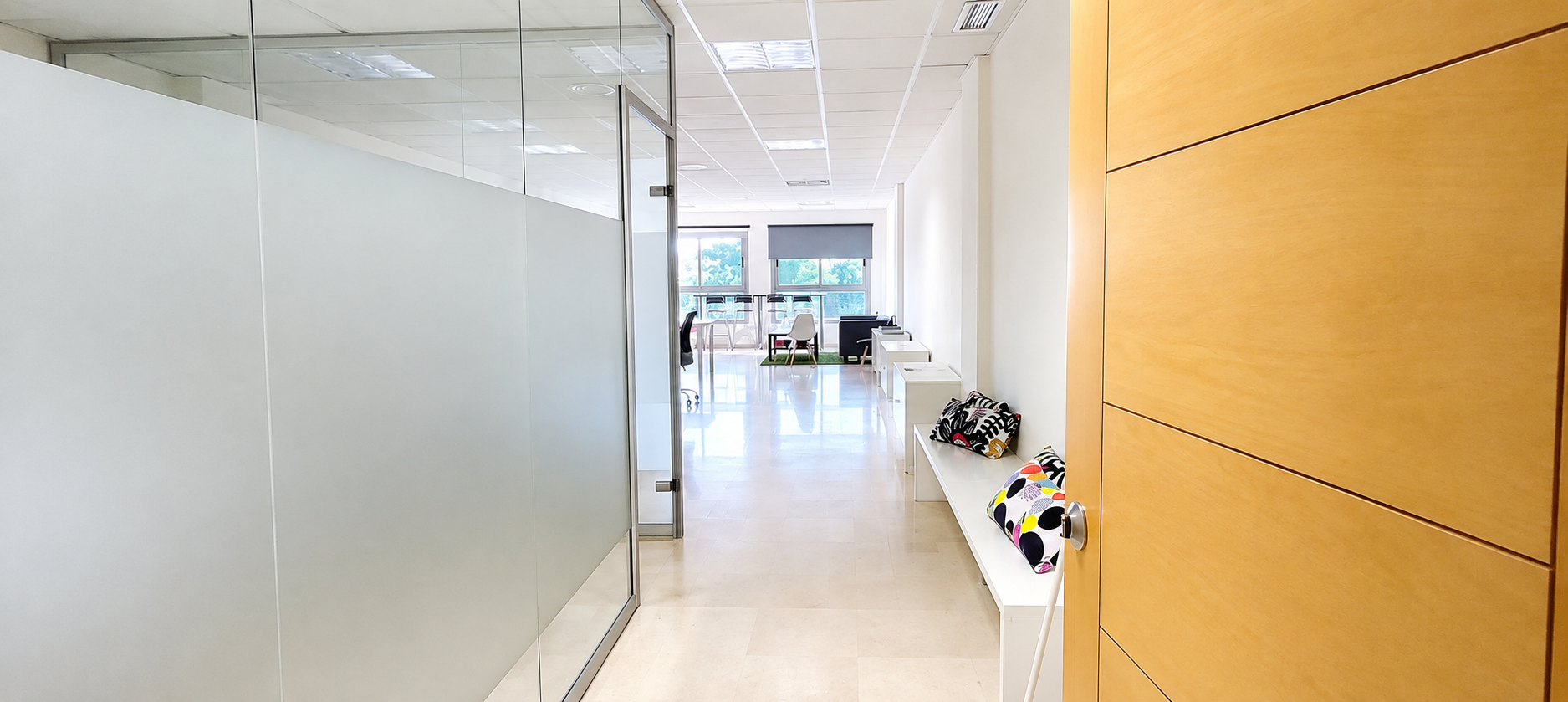 Acceso al estudio de mPlica desde el pasillo